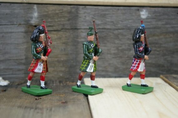 Britains 3x 54mm solid figures Scottish Bagpipers England 1990 - Image 4