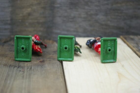 Britains 3x 54mm solid figures Scottish Bagpipers England 1990 - Image 2