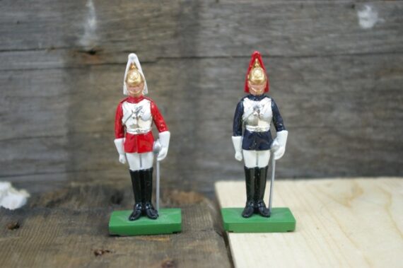 Britains 2x 54mm solid figures Guardsman England 1990 - Image 2