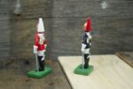 Britains 2x 54mm solid figures Guardsman England 1990 - Image 4