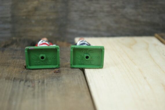 Britains 2x 54mm solid figures Guardsman England 1990 - Image 5