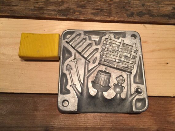 Meisterzinn mould 1009 large 40mm battlefield accessories Germany 1970 - Image 4