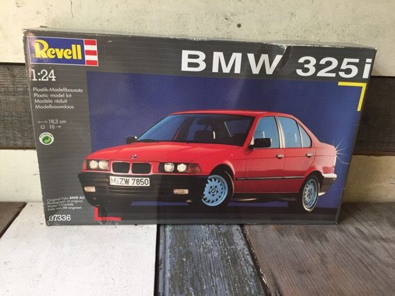 Revell model kit 7336 BMW 325i 1991 Germany - Image 2