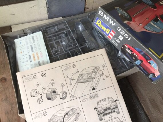 Revell model kit 7336 BMW 325i 1991 Germany - Image 3