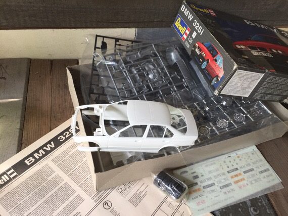 Revell model kit 7336 BMW 325i 1991 Germany - Image 4