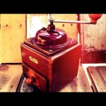 PeDe Dienes 1613 red bakelite top wood coffee grinder Holland 1930