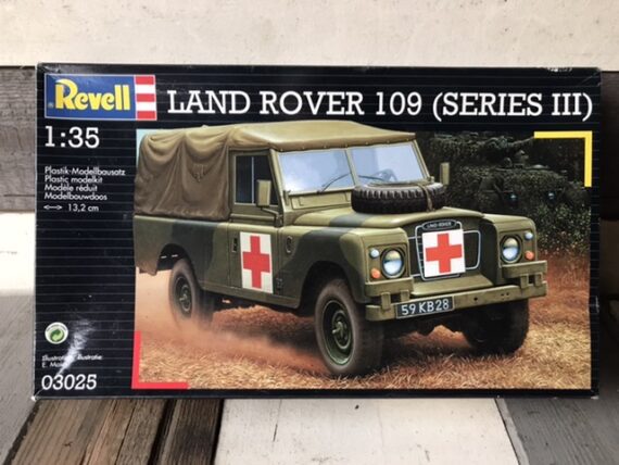 Revell 03025 Land Rover 109 series III 5 in 1 model kit 1997 USA - Image 5