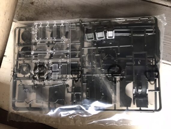 Revell 03025 Land Rover 109 series III 5 in 1 model kit 1997 USA - Image 2