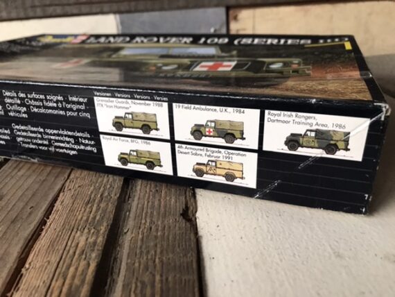 Revell 03025 Land Rover 109 series III 5 in 1 model kit 1997 USA - Image 4