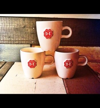 Here is set of 3 genuine ceramic 125ml coffee cups made in the Netherlands for Douwe Egberts Coffee aka DE in the 1990's. Beautiful red badge on front and in good condition with small signs of use or age. They are marked on the bottom with MOSA - (Dutch ceramic company) and designed by Nikolai Carels, made in the 1990's. See the attached Youtube video on a 2004 Douwe Egberts commercial for espresso and cups.