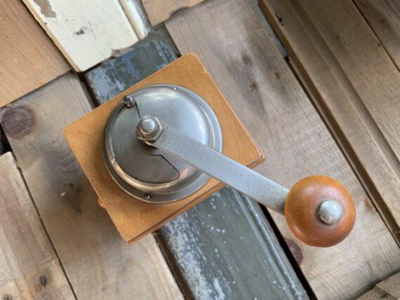 KYM C123 curved smaller coffee grinder Germany 1940 - Image 5