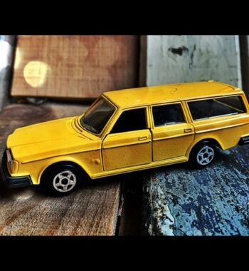 Norev Volvo 264 1/43 yellow 2000 France