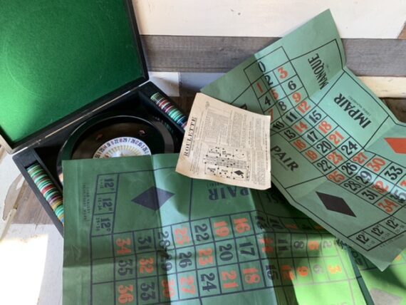 K&C bakelite roulette set wood box chips field 1950 England - Image 2