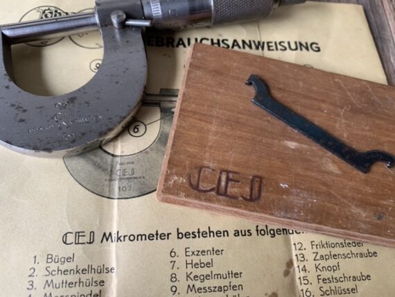 CEJ steel micro-meter in wooden case 1950 Sweden - Image 5