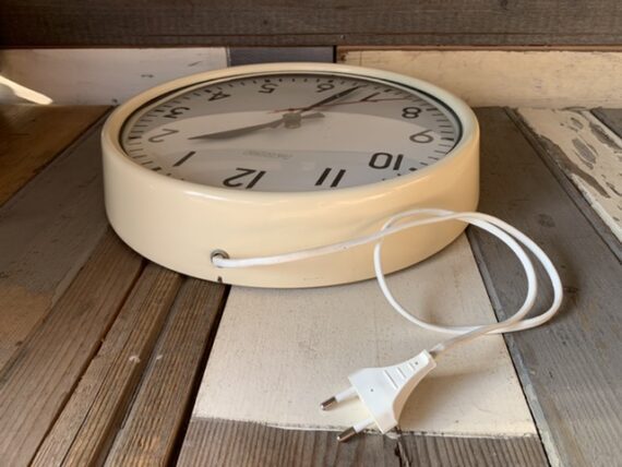 Van Doorn electric medium size class room clock 1975 Holland - Image 5