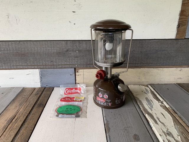 Coleman peak 1 model 222 camping lantern 1983 Canada Coleman peak 1 model 222 camping lantern 1983 Canada