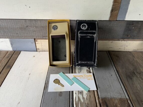 Hewlett Packard security cradle to HP 21 22 25 25C 27 29C Calculator 1970 USA