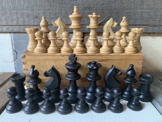 Chess set Staunton type smaller wood in box 1950 Netherlands