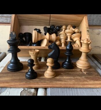 Chess set Staunton type smaller wood in box 1950 Netherlands