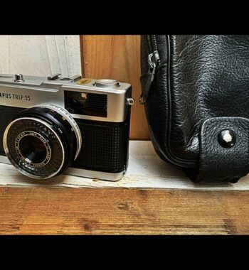 Olympus Trip 35 red flag camera 1970 Japan