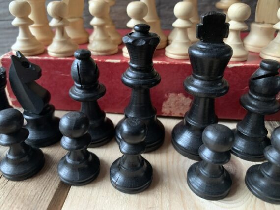 Chess set Staunton type smaller K62 wood in box 1940 Netherlands - Image 5