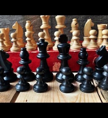 Chess set Staunton type smaller K62 wood in box 1940 Netherlands