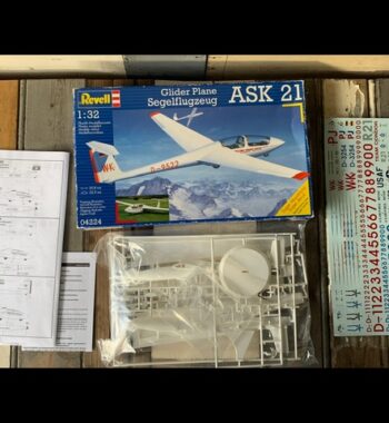 Revell model kit 04224 ASK 21 glider plane 2005 Germany
