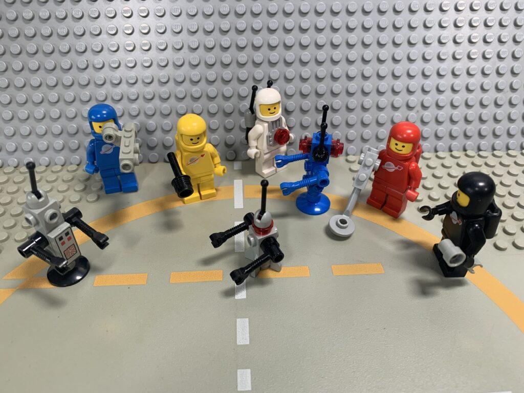 5 Lego classice spacemen and 3 droids