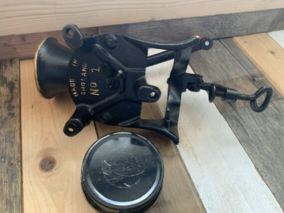 Spong no 1 cast iron Coffee Mill with cup for DE England 1960 Netherlands