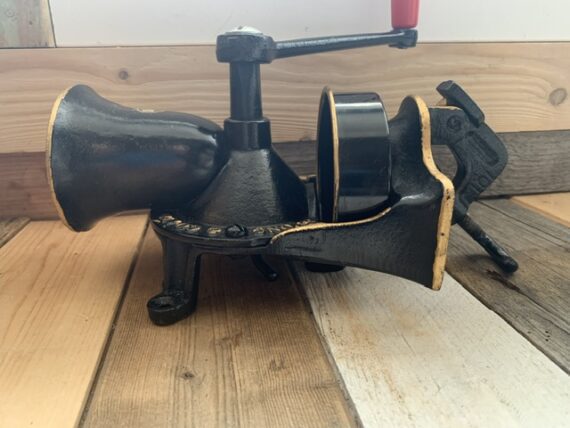 Spong no 1 cast iron Coffee Mill with cup for DE England 1960 Netherlands - Image 5