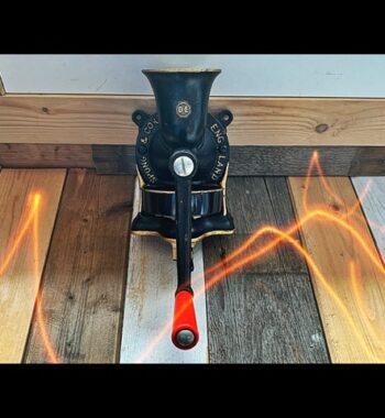 Spong no 1 cast iron Coffee Mill with cup for DE England 1960 Netherlands