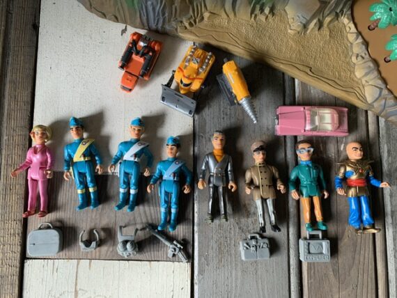 Thunderbirds Tracy Island Matchbox Box figures complete 1992 - Image 3
