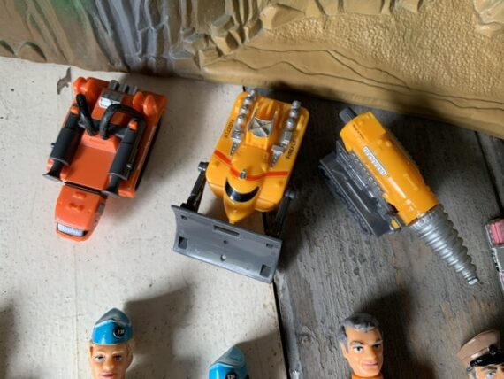 Thunderbirds Tracy Island Matchbox Box figures complete 1992 - Image 6