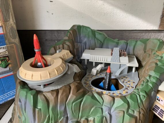 Thunderbirds Tracy Island Matchbox Box figures complete 1992 - Image 9