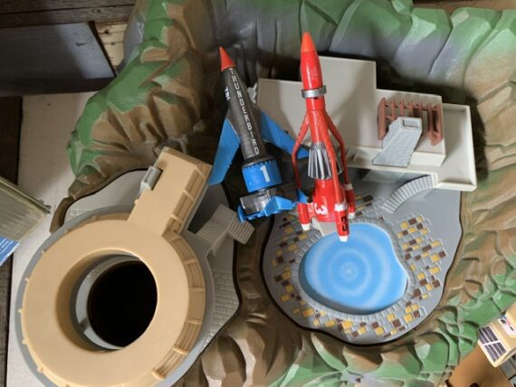 Thunderbirds Tracy Island Matchbox Box figures complete 1992 - Image 10
