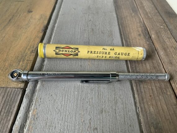 Dunlop 6A classic car tire pressure gauge straight tool tube 1960 England - Image 4