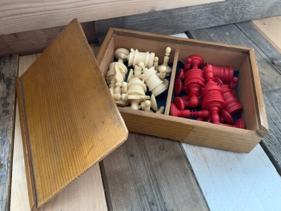 Chess set Nuremberg bone tournament size in box 1900 Germany