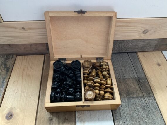 Large early light weight Chess set K8 ca. 1900 England - Image 4