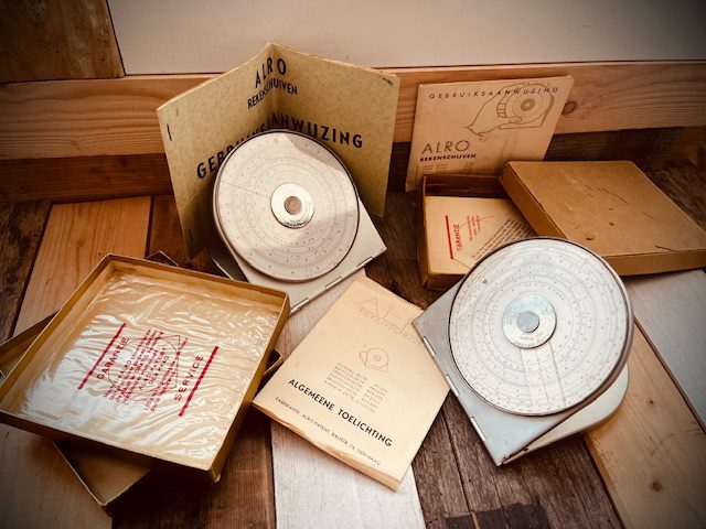2x Alro 100 R + 200R circular slide rules full set 1940 Holland