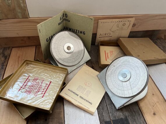 2x Alro 100 R + 200R circular slide rules full set 1940 Holland - Image 2