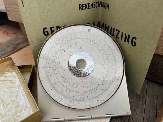 2x Alro 100 R + 200R circular slide rules full set 1940 Holland